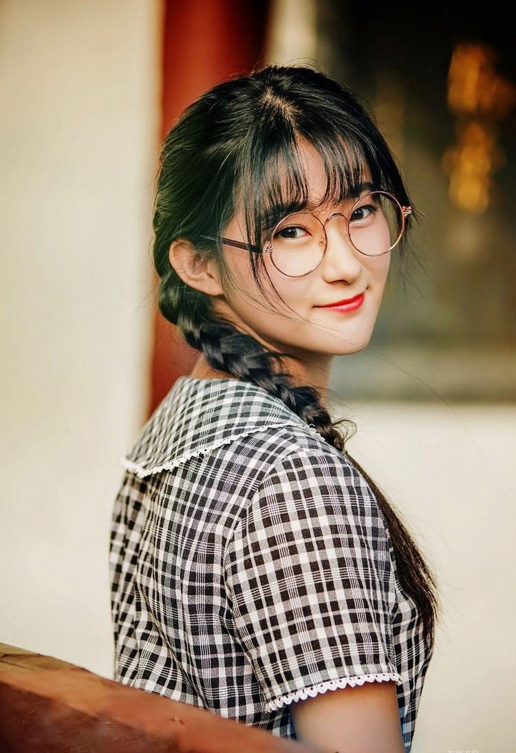 大學(xué)校園里帶眼鏡的女孩