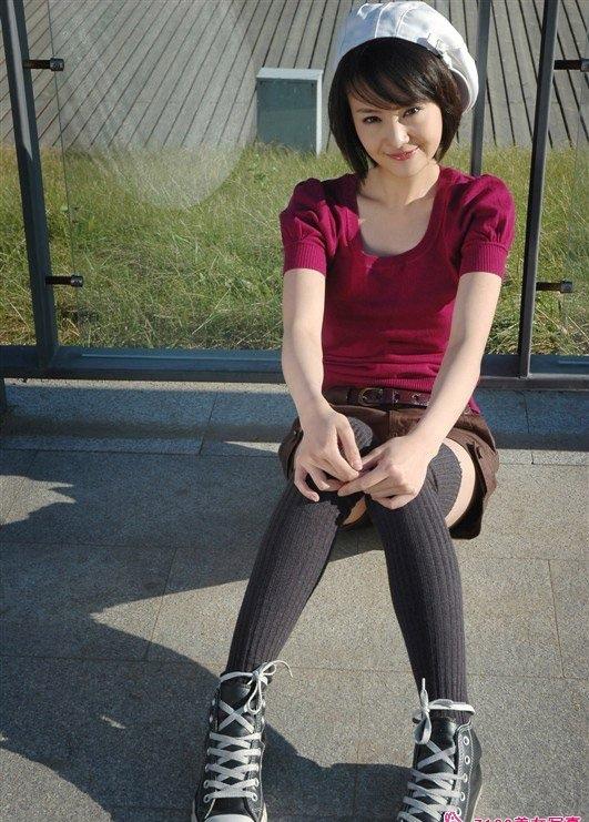 當(dāng)紅玉女鄭爽時(shí)尚寫(xiě)真