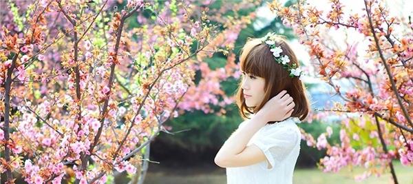 春日里的小清新美眉與桃花唯美時(shí)尚寫真