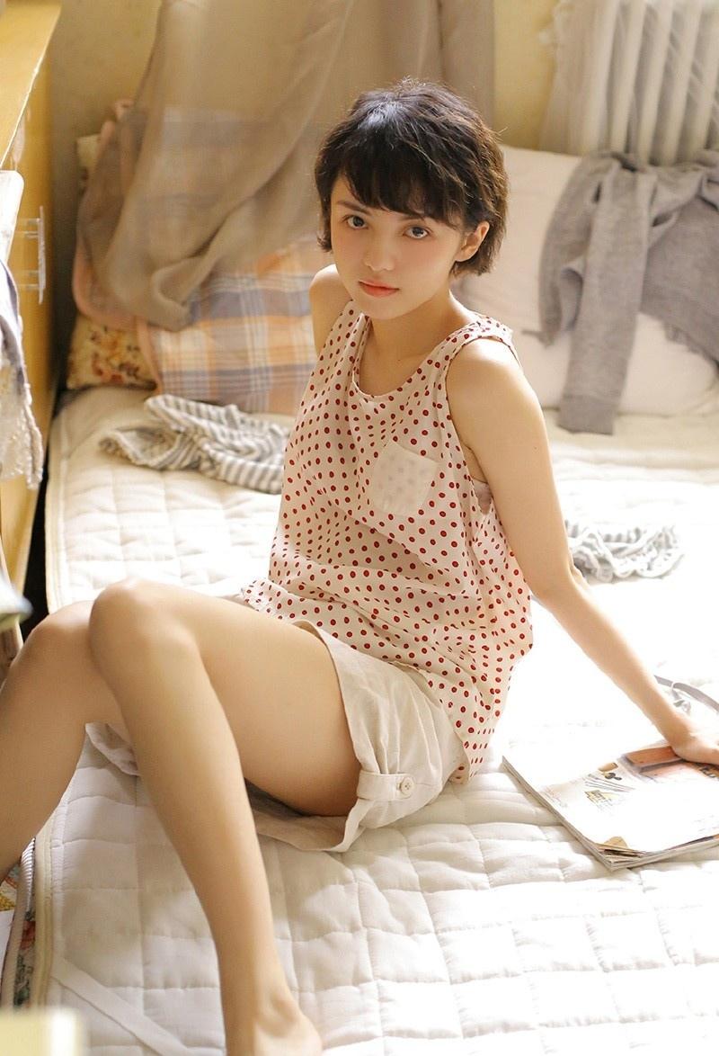 小清新短發(fā)美女粉嘟嘟臉蛋嬌羞甜美迷離大眼私房時尚寫真圖片