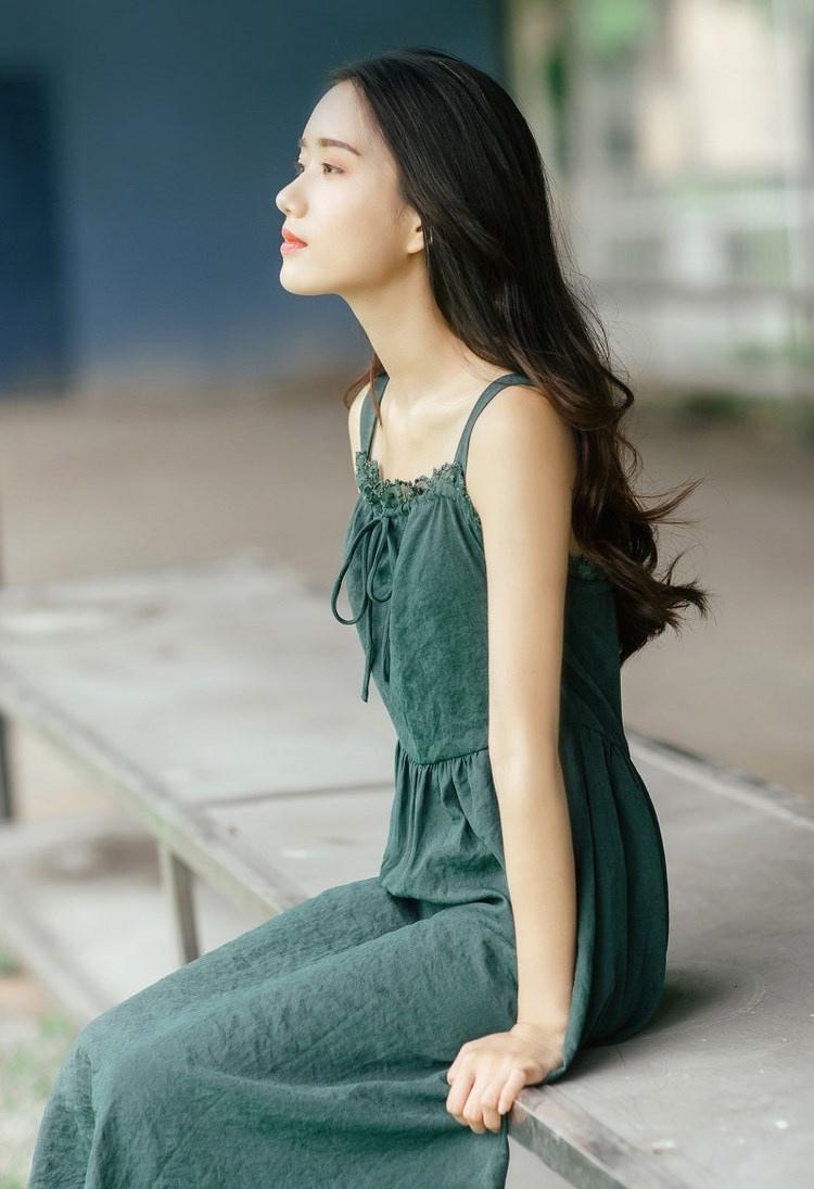 文藝范少女長發(fā)飄飄吊帶長裙叢林唯美寫真圖片