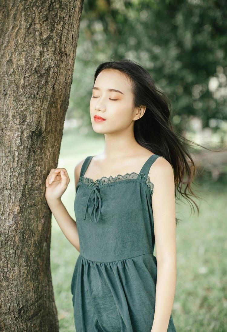 文藝范少女長發(fā)飄飄吊帶長裙叢林唯美寫真圖片