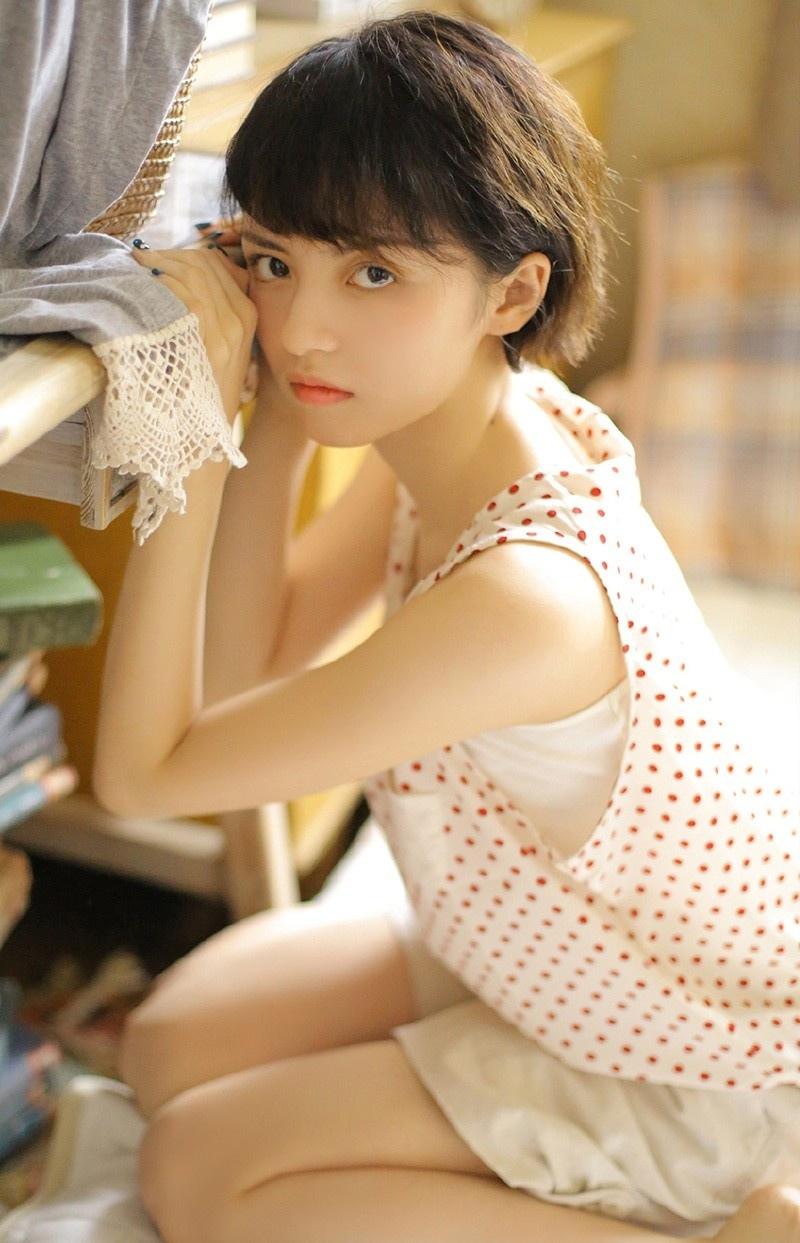 小清新短發(fā)美女粉嘟嘟臉蛋嬌羞甜美迷離大眼私房時尚寫真圖片