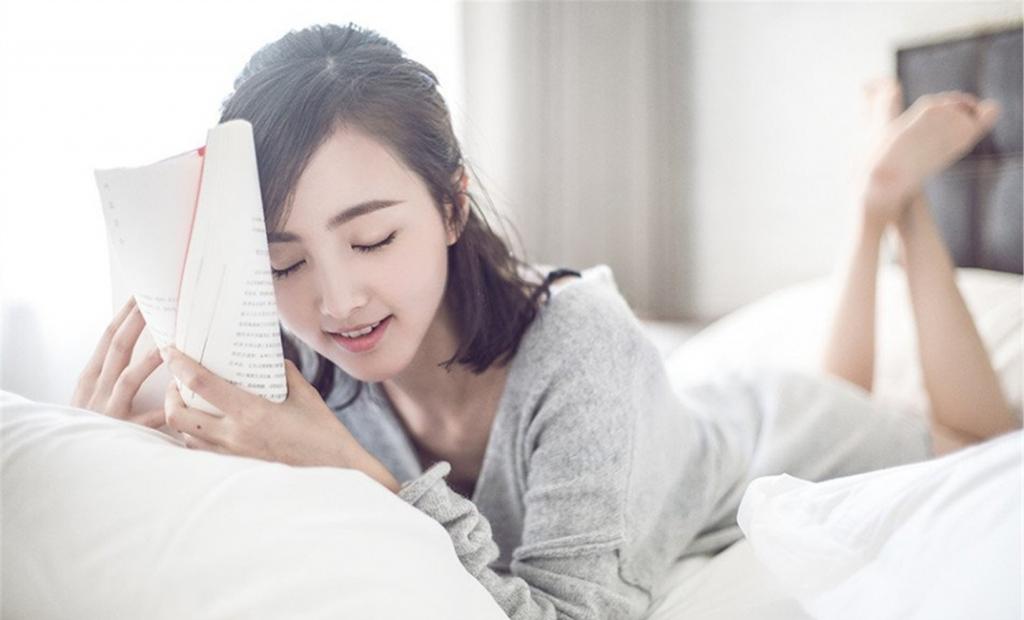 程小蒙秀香肩鎖骨美艷動(dòng)人寫真