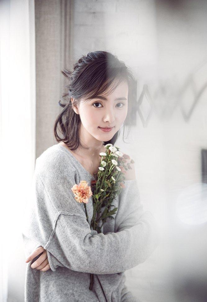程小蒙秀香肩鎖骨美艷動(dòng)人寫真