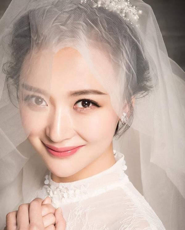 楊舒化身優(yōu)雅小女人時(shí)尚婚紗寫真大片