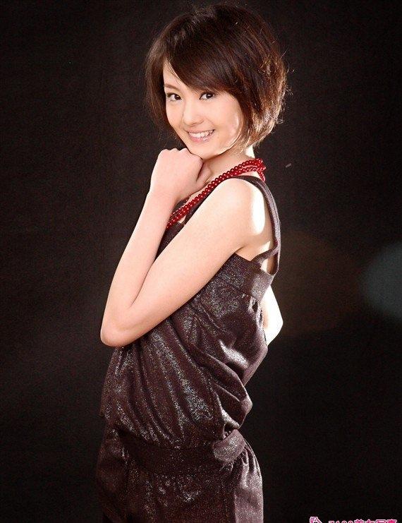 當(dāng)紅玉女鄭爽時(shí)尚寫(xiě)真