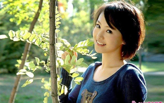 當(dāng)紅玉女鄭爽時(shí)尚寫(xiě)真