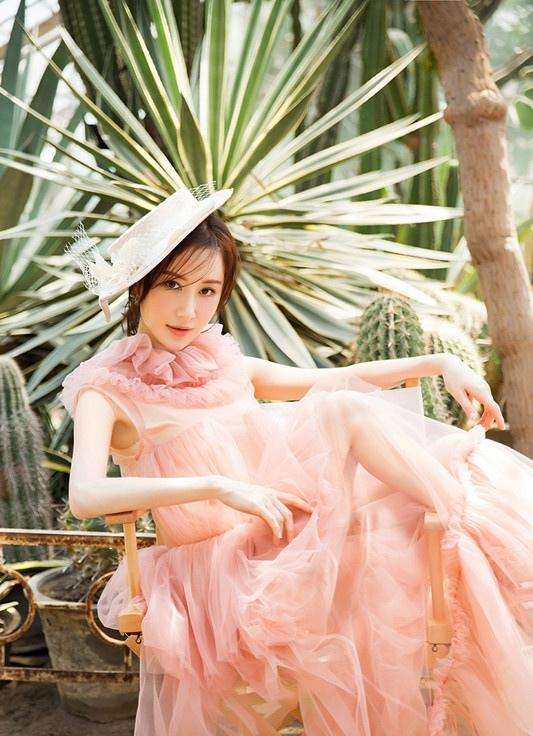 舒暢曝夏日甜美寫(xiě)真大片明媚動(dòng)人似花園精靈
