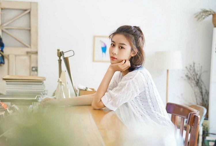 半丸子頭美女室內意境甜美迷人時尚寫真
