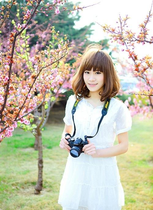 春日里的小清新美眉與桃花唯美時(shí)尚寫真