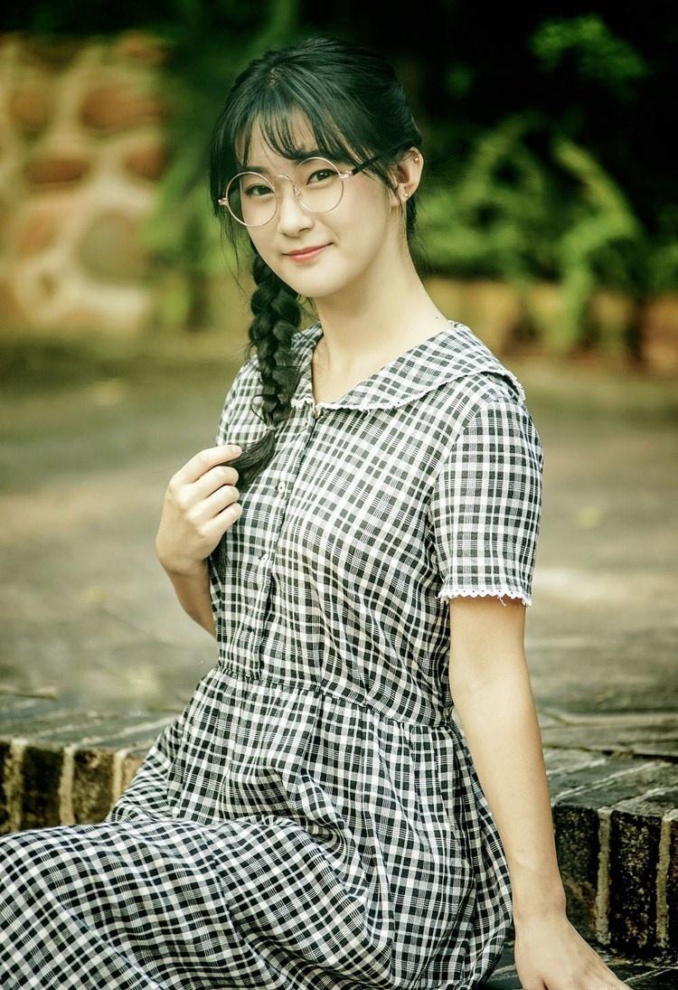 大學(xué)校園里帶眼鏡的女孩
