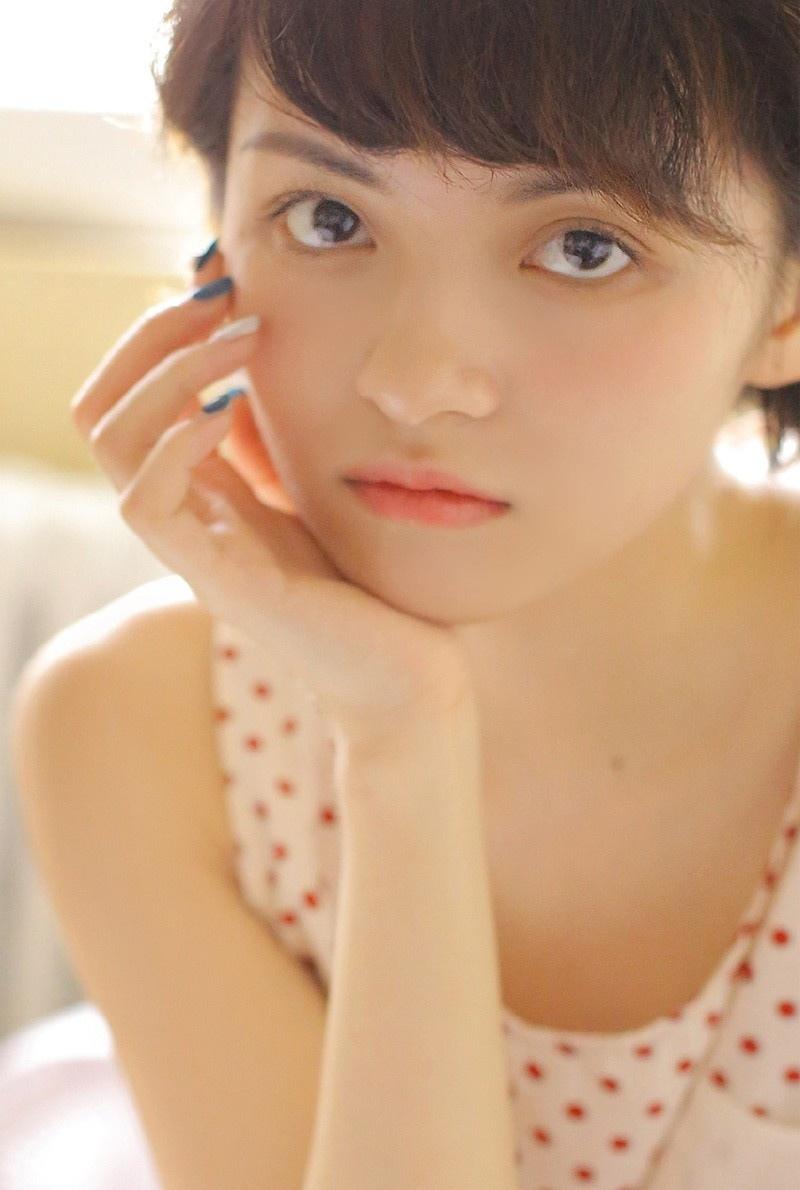 小清新短發(fā)美女粉嘟嘟臉蛋嬌羞甜美迷離大眼私房時尚寫真圖片