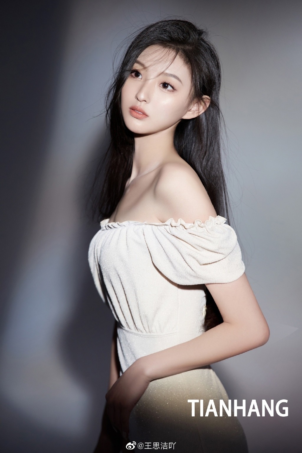 北電校花王思潔抹胸性感寫(xiě)真圖片