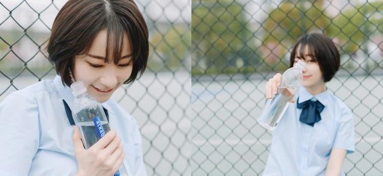 短發(fā)少女清純甜美戶外球場(chǎng)寫真圖片