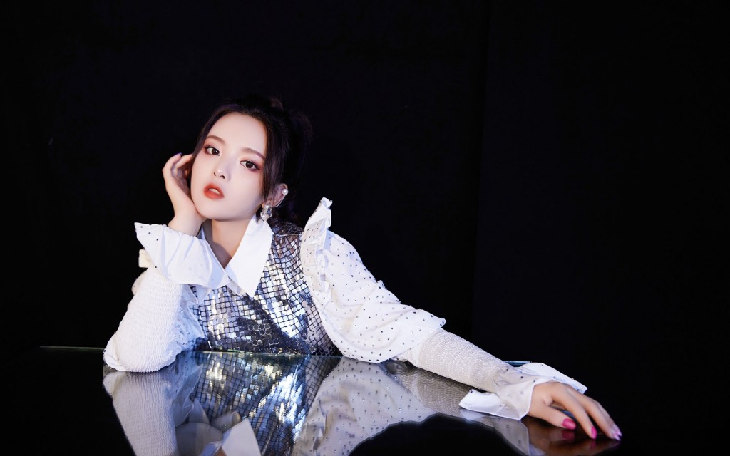火箭少女101金屬風(fēng)高清桌面壁紙