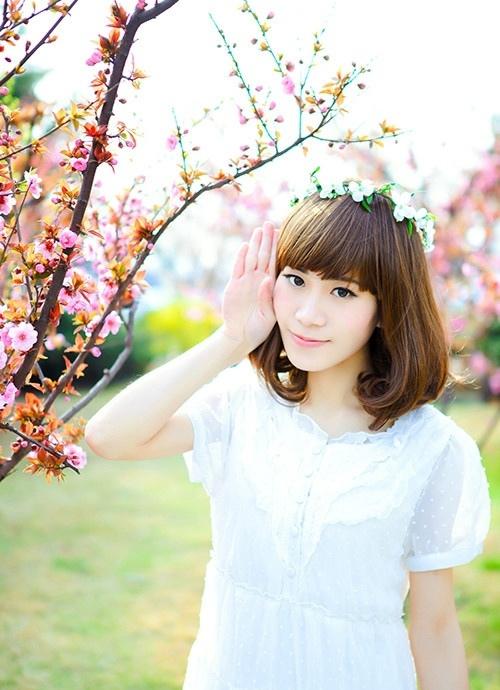 春日里的小清新美眉與桃花唯美時(shí)尚寫真