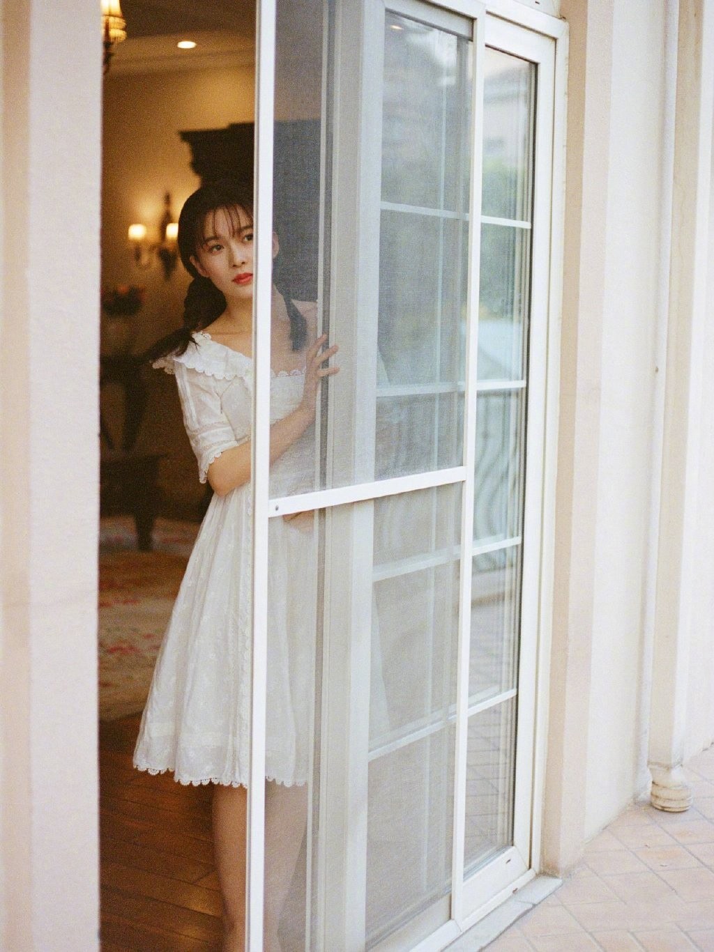 趙櫻子麻花辮甜美氣質(zhì)寫真圖片