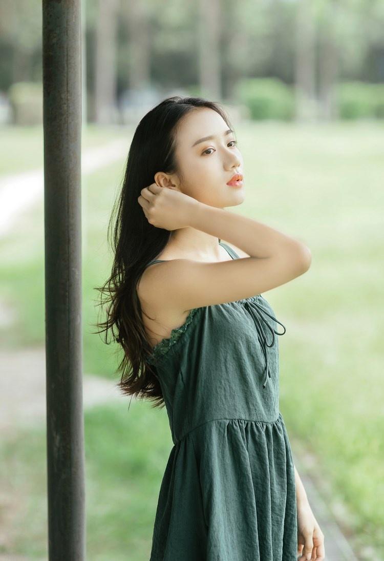 文藝范少女長發(fā)飄飄吊帶長裙叢林唯美寫真圖片