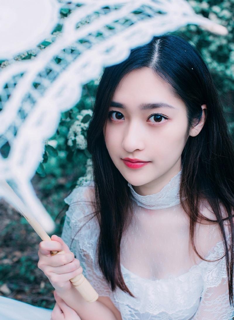 清純美少女戶外清新時尚寫真眼神迷人