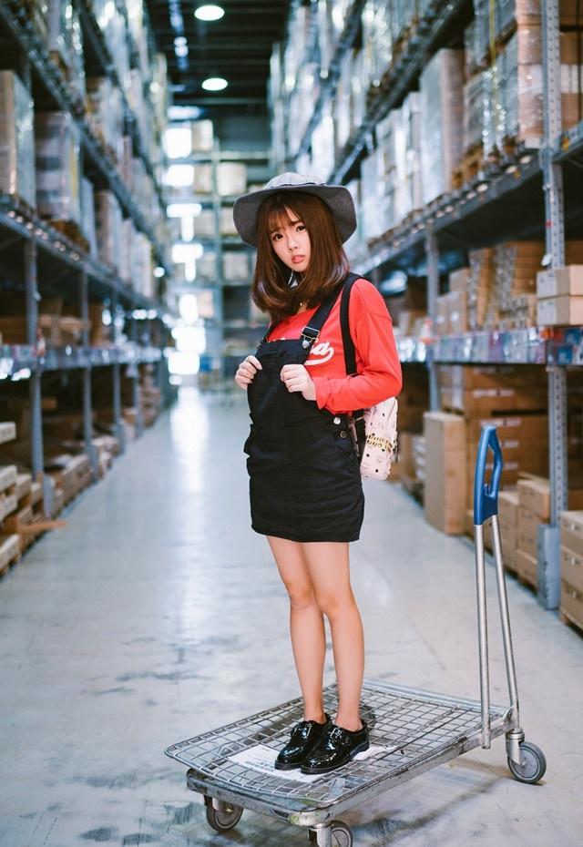 純真時(shí)尚可愛(ài)少女超市搞怪記