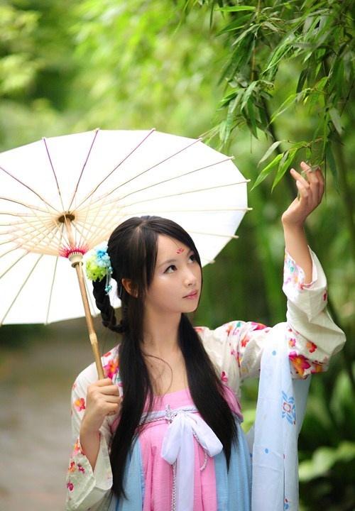 小家碧玉的古裝性感美女佇立雨中