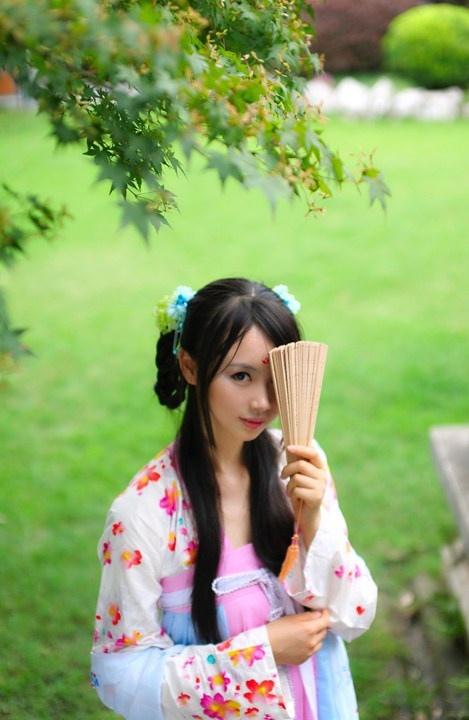 小家碧玉的古裝性感美女佇立雨中