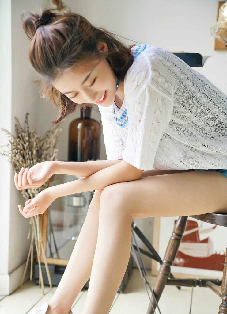 半丸子頭美女室內意境甜美迷人時尚寫真