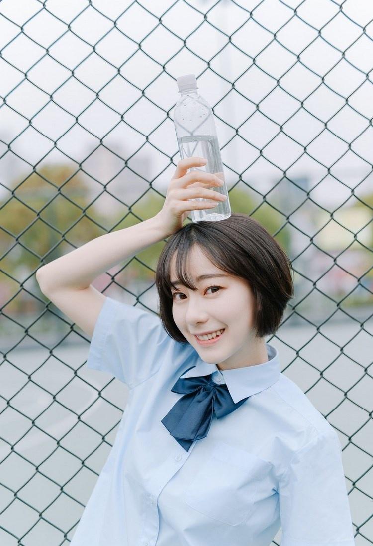 短發(fā)少女清純甜美戶外球場(chǎng)寫真圖片