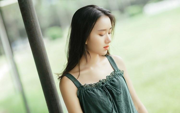 文藝范少女長發(fā)飄飄吊帶長裙叢林唯美寫真圖片