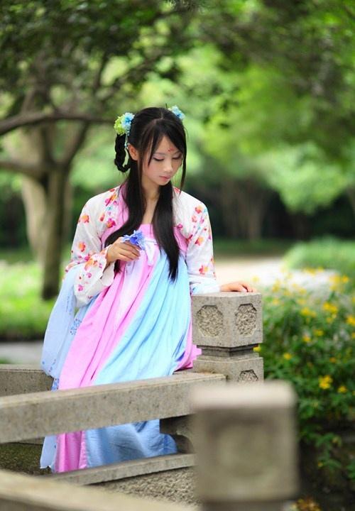 小家碧玉的古裝性感美女佇立雨中