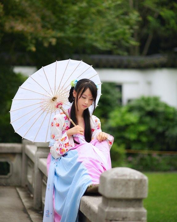 小家碧玉的古裝性感美女佇立雨中