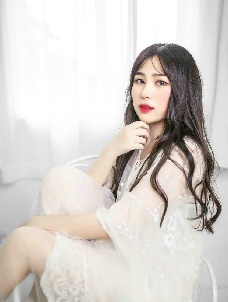 潔凈白色長(zhǎng)裙美女紅唇嬌艷欲滴時(shí)尚寫真