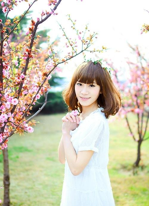 春日里的小清新美眉與桃花唯美時(shí)尚寫真