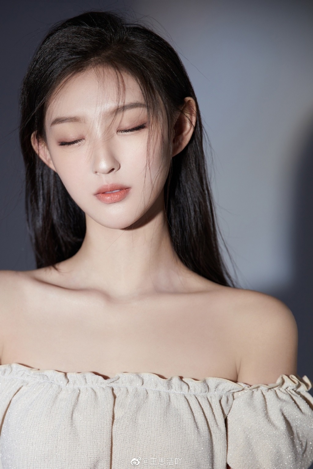 北電校花王思潔抹胸性感寫(xiě)真圖片