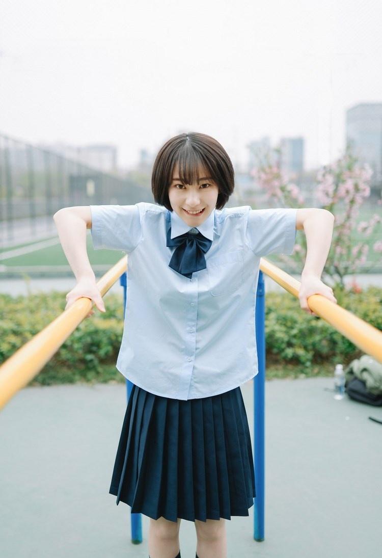 短發(fā)少女清純甜美戶外球場(chǎng)寫真圖片