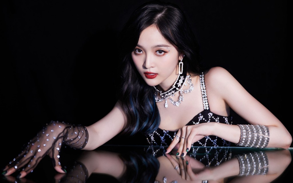 火箭少女101金屬風(fēng)高清桌面壁紙