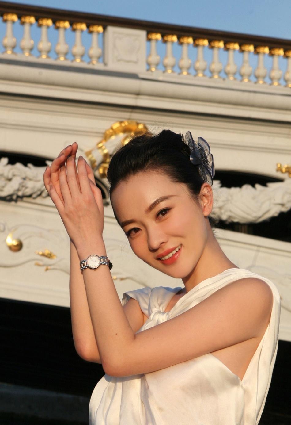 美女霍思燕塞納河邊拍純美寫真 白裙婀娜笑容動(dòng)人