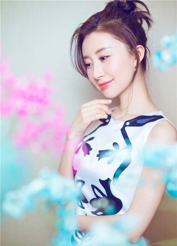 舒暢清新?tīng)€漫寫(xiě)真氣質(zhì)優(yōu)雅