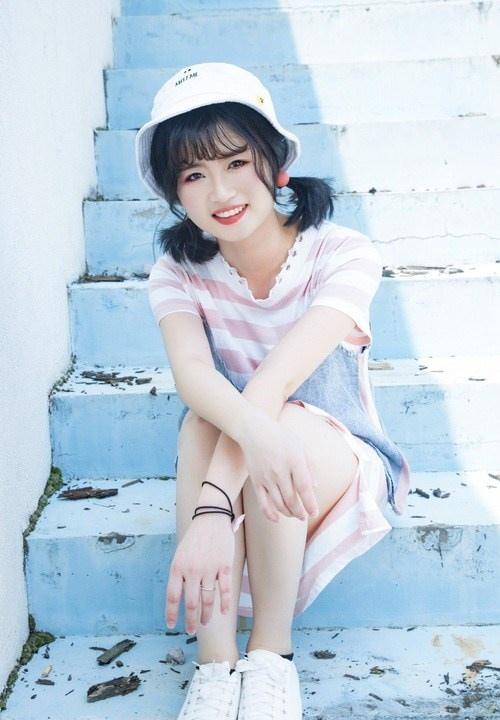 短發(fā)圓臉甜美笑容可愛(ài)萌妹活力寫(xiě)真圖片