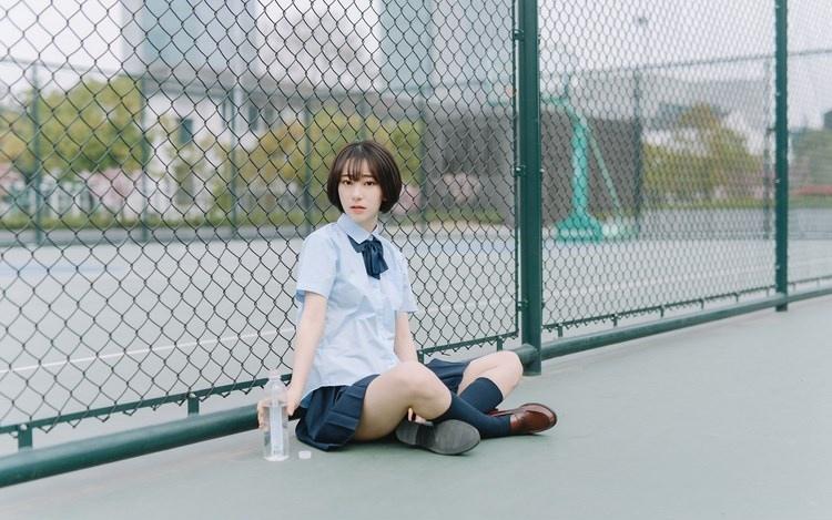 短發(fā)少女清純甜美戶外球場(chǎng)寫真圖片