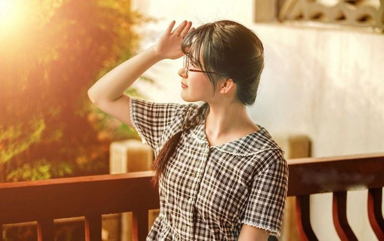 大學(xué)校園里帶眼鏡的女孩