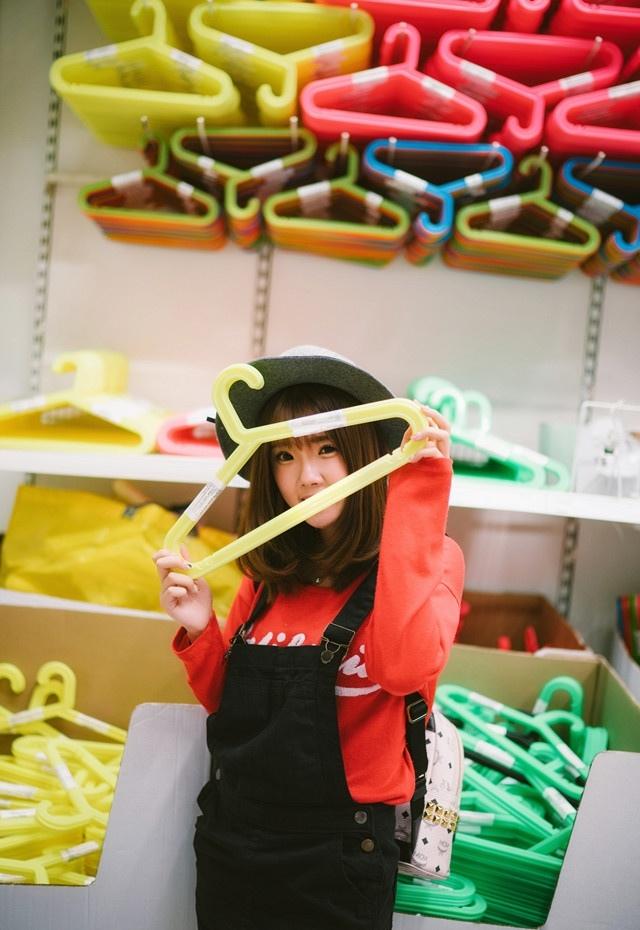 純真時(shí)尚可愛(ài)少女超市搞怪記