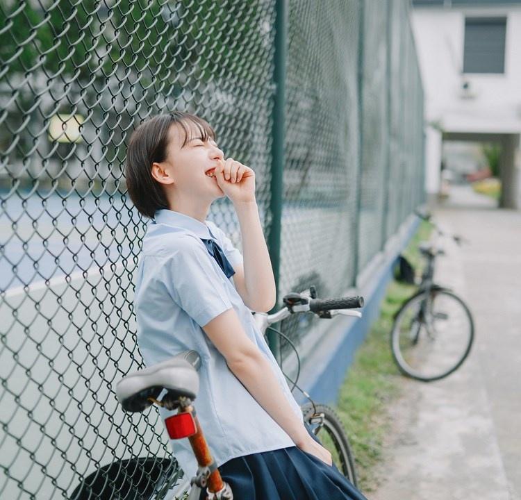 短發(fā)少女清純甜美戶外球場(chǎng)寫真圖片