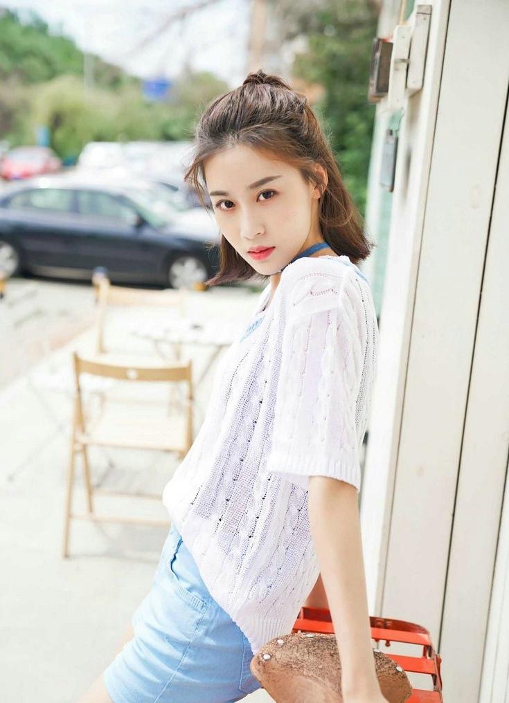 半丸子頭美女室內意境甜美迷人時尚寫真