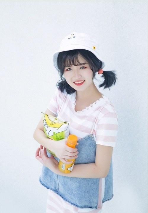 短發(fā)圓臉甜美笑容可愛(ài)萌妹活力寫(xiě)真圖片