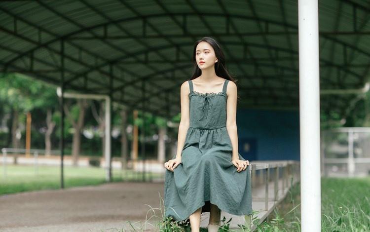 文藝范少女長發(fā)飄飄吊帶長裙叢林唯美寫真圖片