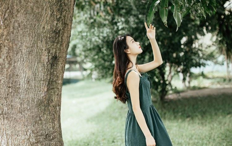 文藝范少女長發(fā)飄飄吊帶長裙叢林唯美寫真圖片
