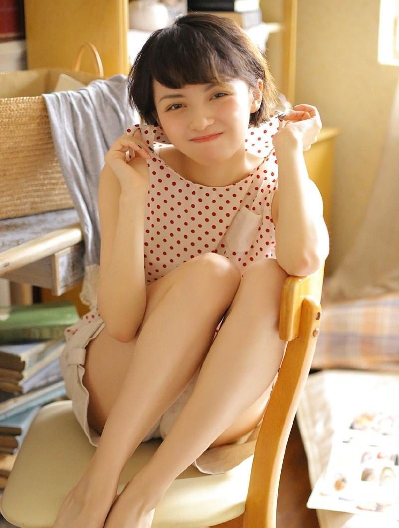 小清新短發(fā)美女粉嘟嘟臉蛋嬌羞甜美迷離大眼私房時尚寫真圖片
