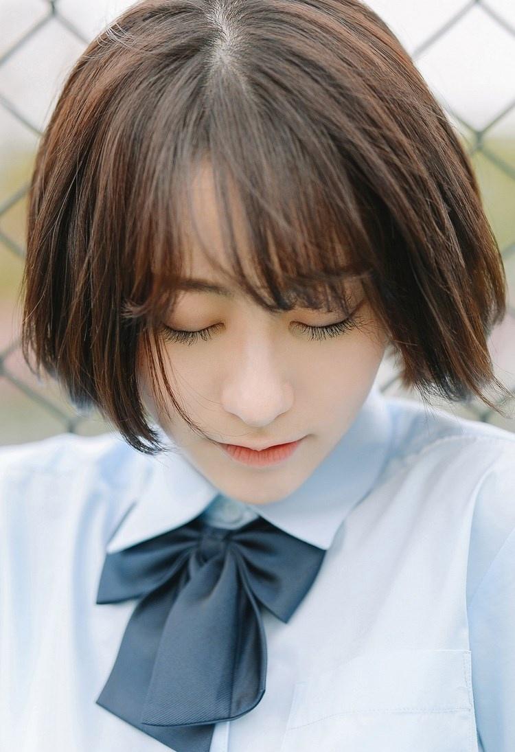 短發(fā)少女清純甜美戶外球場(chǎng)寫真圖片